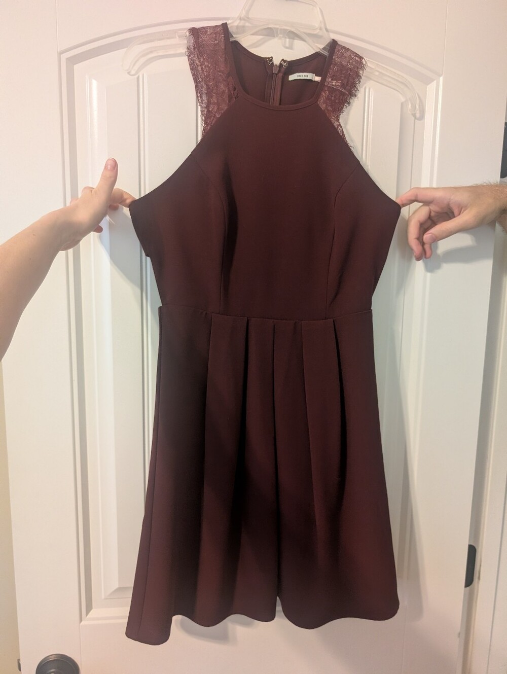 Size 2 Kimchi Blue Sleeveless Lace-Trim Open Back Mini Dress in Wine